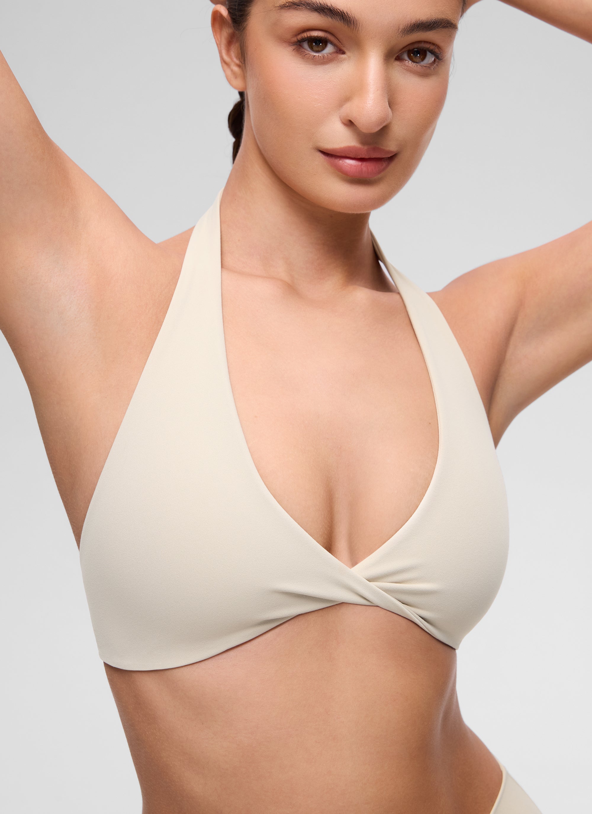 CRZ YOGA Women's Butterluxe Yoga V Neck Crop Double Lined Sports Bra Mojave Tan @model_info:Inga