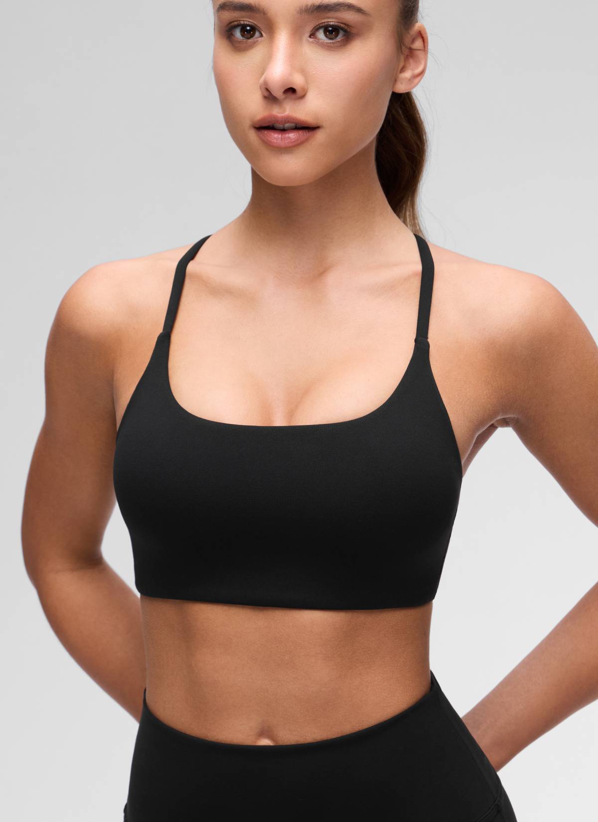 CRZ YOGA Women's Butterluxe Yoga Scoop Neck Twist Cross Back Sport Bra Black @model_info:Maria