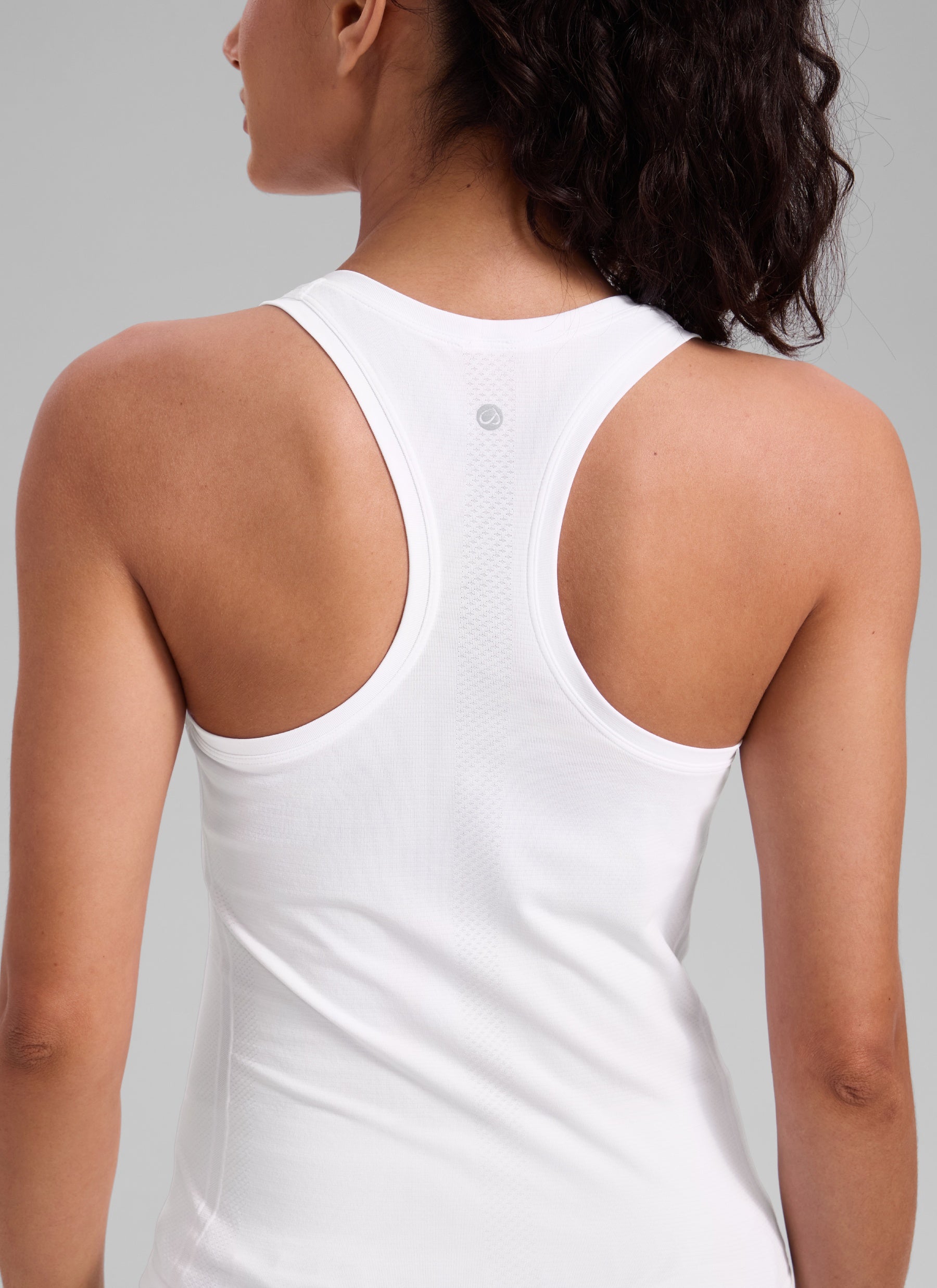 CRZ YOGA Women's Yoga Slim Fit Seamless Tank Crew Neck Racerback White @model_info:Larissa